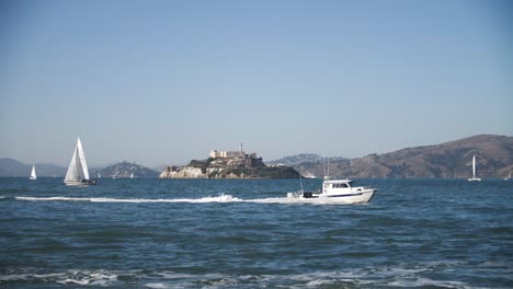Stunning-4k-view-of-the-famous-Alcatraz-prison-in-San-Francisco-with-sunny-weather-and-ships-and-yachts-driving-by---San-Francisco-places-to-see-sightseeing---Beautiful-day