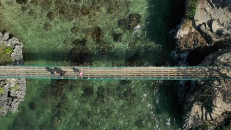 Aufsteigende-Antenne-Der-Überquerung-Der-Insel-Hängebrücke-über-Klare-Tropische-Gewässer-4k