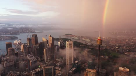 Sydney-Regenbogen-Sonnenuntergang-Flug-Seitwärts