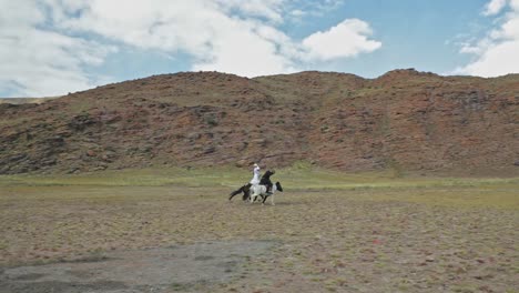 Nomadische-Mongolische-Reiter,-Die-über-Die-Steppe-Des-Altai-Gebirges-Galoppieren