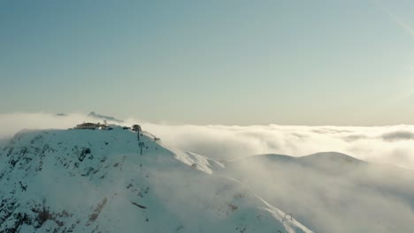 Skigebiet-Roza-Khutor-Auf-Schneebedeckter-Bergspitze