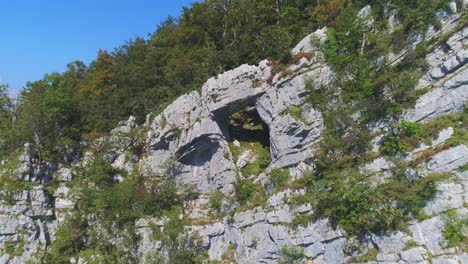 Hermosos-Arcos-Naturales-En-Las-Montañas-En-El-Valle-De-Kostel,-Eslovenia