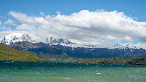 Zeitraffer-Von-Wolken,-Die-Sich-über-Den-Gipfeln-Der-Anden-Und-Dem-Lago-De-Grey-Lake,-Patagonien,-Chile-Bewegen