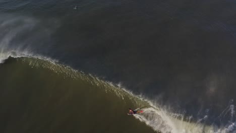Antenne:-Surfer-Bodyboarding-Welle-Und-Ausstieg-Aus-Großer-Krachender-Pause