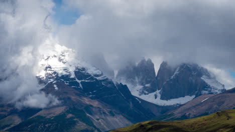 Zeitraffer-Von-Schneebedeckten-Andengipfeln-Und-Sich-Bewegenden-Wolken-Im-Nationalpark-Torres-Del-Paine,-Patagonien,-Chile