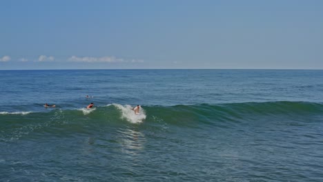 Antenne:-Surfer-Paddeln-Und-Fangen-Eine-Welle-Vor-Der-Mexikanischen-Pazifikküste,-Folgen-Sie-Der-Ansicht
