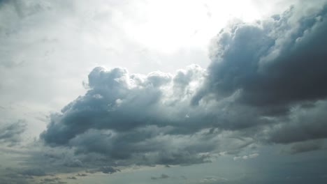 4k-Zeitraffer-Von-Sich-Schnell-Bewegenden-Wolken-Am-Himmel
