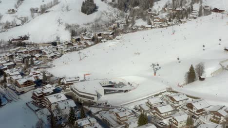 Schneebedecktes-Skigebiet-In-österreich---Winterurlaubsort