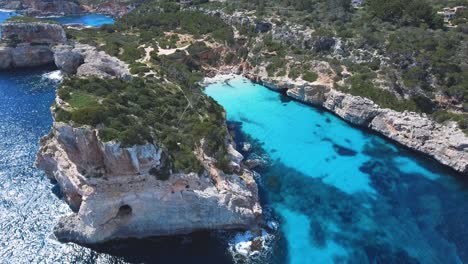 4K-Luftaufnahmen-Der-Schönsten-Tropischen-Bucht-Mallorcas-Mit-Kristallklarem-Türkisfarbenem-Wasser---Baleareninsel---Vogelperspektive-Eines-Paradieses-Auf-Erden