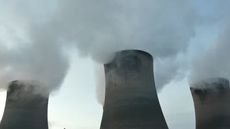 Kraftwerk-Kühltürme-Fossile-Brennstoffe-Rauch-Luftverschmutzung-Von-Unten-Schornsteine-Zeitraffer