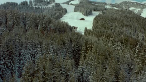 Winterzeit-Auf-Den-Verschneiten-Pisten-Im-Zell-Am-See-Skigebiet,-Luftdrohne