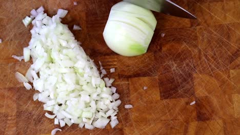 Finely-Chopping-an-Onion-with-a-Knife