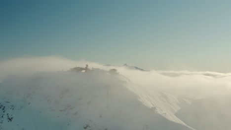 Gipfel-Des-Schneeberggipfels-In-Russland-Roza-Khutor-Skigebiet,-Antenne