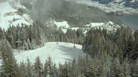 Menschen-Auf-Winterschneepisten-Im-Zell-Am-See-Skigebiet-In-österreich,-Antenne