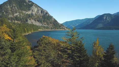 Atemberaubende-4k-Luftaufnahme,-Die-Den-Columbia-River-In-Oregon-Wahington-Und-Den-&quot;Home-Valley-Park&quot;-Im-Herbst-Mit-Farbenfrohen-Gelben-Und-Orangefarbenen-Bäumen-Zeigt---4k
