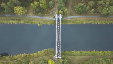 4k-Luftaufnahme-Von-Oben-Nach-Unten-Einer-Stahlbrücke-Für-Züge-über-Einen-Schiffskanal-In-Deutschland