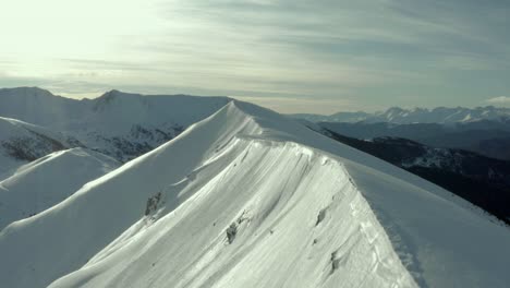 Espectaculares-Picos-Montañosos-De-Los-Pirineos-Cubiertos-De-Nieve,-Vistas-Panorámicas-Aéreas