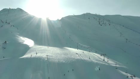 Leeres-Skigebiet-Und-Skiabfahrten-Am-Berghang,-Covid-19-Coronavirus