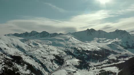 Estación-De-Esquí-De-Las-Montañas-De-Los-Pirineos-De-Andorra,-Paisaje-Aéreo-De-Invierno-4k
