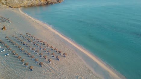 4k-drohnenaufnahmen-Eines-Leeren-Strandes-Mit-Leeren-Sonnenliegen-Ohne-Touristen---Niemand---Cala-Mesquida-Mallorca---Covid-19-viruskrisen---Tourismus-Balearen-Spanien-Mallorca