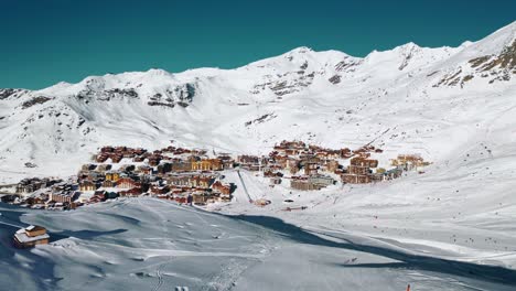 Estación-De-Esquí-De-Vacaciones-Val-Thorens-En-Los-Alpes-Franceses,-Paisaje-Invernal,-Vista-Aérea