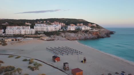 Wunderschöne-Drohnenaufnahmen-Vom-Strand-Cala-Mesquida-Im-Norden-Von-Mallorca-Bei-Sonnenaufgang-Ohne-Touristen---Leerer-Strand---Covid-19-Krisenpandemie---Niemand-Am-Strand-Mit-Sonnenliegen
