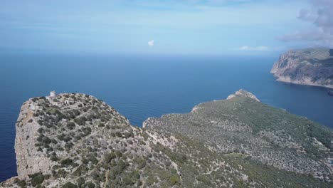 Asombrosa-Vista-Aérea-De-La-Isla-Dragonera-Junto-A-Mallorca---Faro-&quot;es-Far-Vell&quot;---Islas-Baleares,-Mar-Mediterráneo