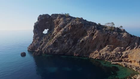 Luftbild-In-4k-Der-Berühmten-Felsformation-Sa-Foradada-In-Mallorca---Westküste-Serra-De-Tramuntana---Balearen-In-Spanien---Touristensehenswürdigkeit