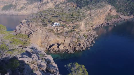 Drohne-Fliegt-über-Klippen---Abgrund---Sa-Foradada-Mallorca
