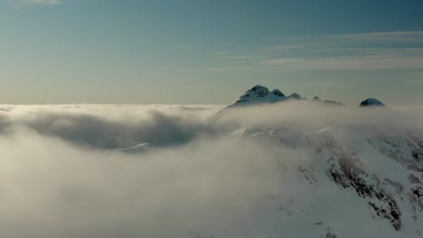 Luftaufnahme-In-Den-Wolken-über-Schneebedeckten-Berggipfeln