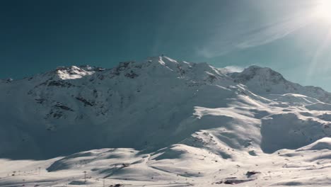 Les-Arcs-Mountain-Ski-Resort,-Schneebedeckte-Berge-4k-Luftlandschaft
