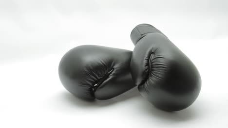 Schwarze-Boxhandschuhe-Auf-Weißem-Hintergrund