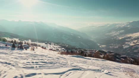 Schöne-Holzhütte-Auf-Einer-Schneebedeckten-Bergskipiste,-4k-Luftbild