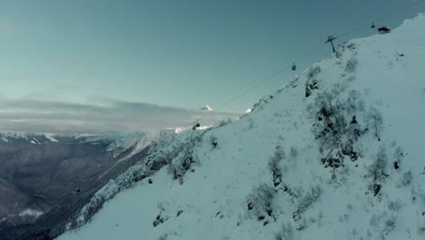 Skisessellift-Aufsteigend-Zum-Berggipfel---Schöner-Winterhintergrund
