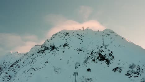 Estación-De-Esquí-De-Roza-Khutor-En-Los-Picos-De-Las-Montañas-Nevadas-De-Rusia---Antena