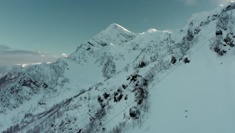 Skilift-Am-Kabel,-Das-Schneebedeckte-Berge-Hinaufsteigt