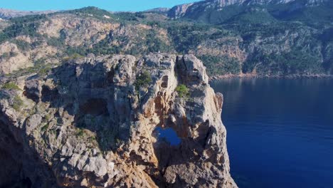 Atemberaubender-Drohnenblick-Auf-Die-Berühmte-Sa-Foradada-An-Der-Westküste-Mallorcas---Spanische-Küste-Im-Sommer---Menschen-Stehen-Auf-Klippen---Balearen-Mittelmeer