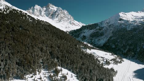 Luftaufnahme:-Erstaunliche-Landschaft-Des-Skigebiets-Val-Thorens-Mountain