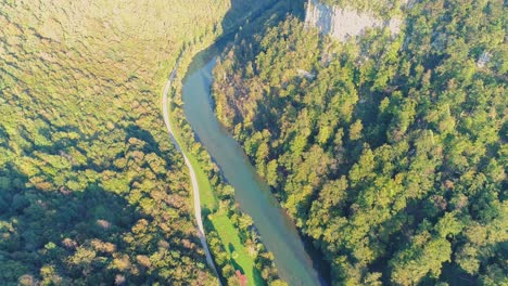 Kolpa,-Der-Grenzfluss-Zwischen-Slowenien-Und-Kroatien,-Luftige-Landschaft-Mit-Wald-An-Beiden-Flussufern