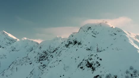 Schneebedeckte-Berggipfel-Für-Skigebiet
