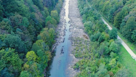 Schöne-Landschaft-Des-Flusses,-Umgeben-Von-Dichtem-Wald