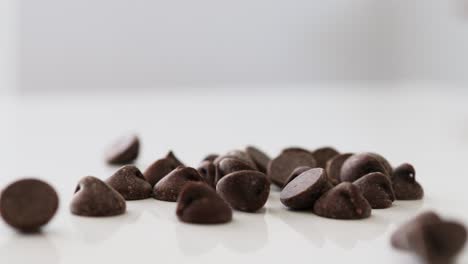 Süße-Schokoladenstückchen,-Die-Fallen-Gelassen-Und-Von-Einer-Reihe-Männlicher-Hände-Aufgehoben-Werden