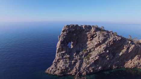 Sa-Foradada-Mallorca---España-Islas-Baleares---Formación-Rocosa---Imágenes-De-Drones-4k