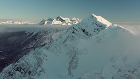 Gran-Altitud-De-Los-Picos-De-Las-Montañas-Cubiertas-De-Nieve