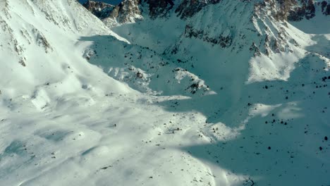 Antenne:-Erstaunliches-Skigebiet-Touristenziel-In-Atemberaubender-Bergkette