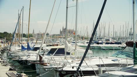 Zeitlupenaufnahmen-Hafen-In-Palma-De-Mallorca-Mit-Yachten-Und-Segelbooten-An-Einem-Sonnigen-Tag