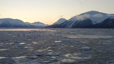 Majestätische-Landschaft-Von-Cook-Inlet-Mit-Alaska-Mountains-Bei-Sonnenuntergang,-Niedrige-Antenne