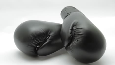 Schwarze-Boxhandschuhe-Auf-Weißem-Hintergrund