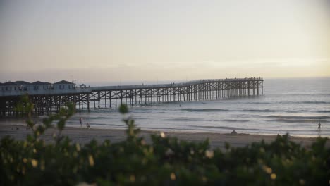 Hermosa-Foto-De-4k-Del-Muelle-De-Cristal-En-Pacific-Beach-En-San-Diego,-Sur-De-California-En-Un-Día-Cálido-Y-Soleado-Mientras-Se-Pone-El-Sol