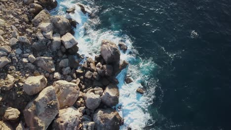 Luftaufnahmen-Von-Felsen-Im-Ozean---Kleine-Wellen---Mittelmeer-Mallorca